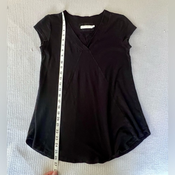 Mododoc Sundance. This tee boasts subtle, directional seaming that flatters. - Picture 4 of 6